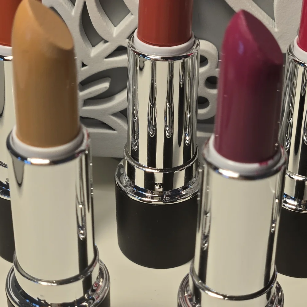 7 Piece Luxurious Lipstick Collection - Bold Shades - Picture 3 of 3